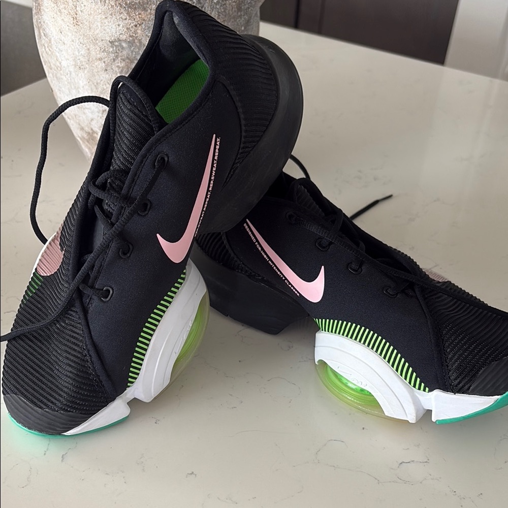 Nike Black and Pink Sneakers Modern Athletic Design